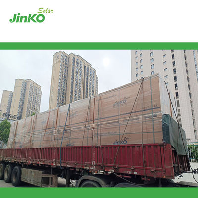 PERC Technology 575W 580W 585W 590W Jinko-zonnemodule voor commerciële zonne-energieprojecten